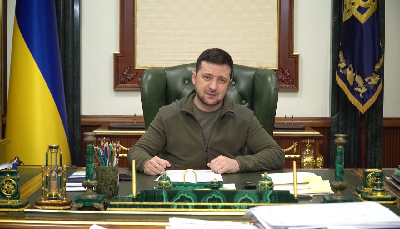Der ukrainische Präsident Selenskyi sitzt an einem Schreibtisch. Der ukrainische Präsident Selenskyi sitzt an einem Schreibtisch.