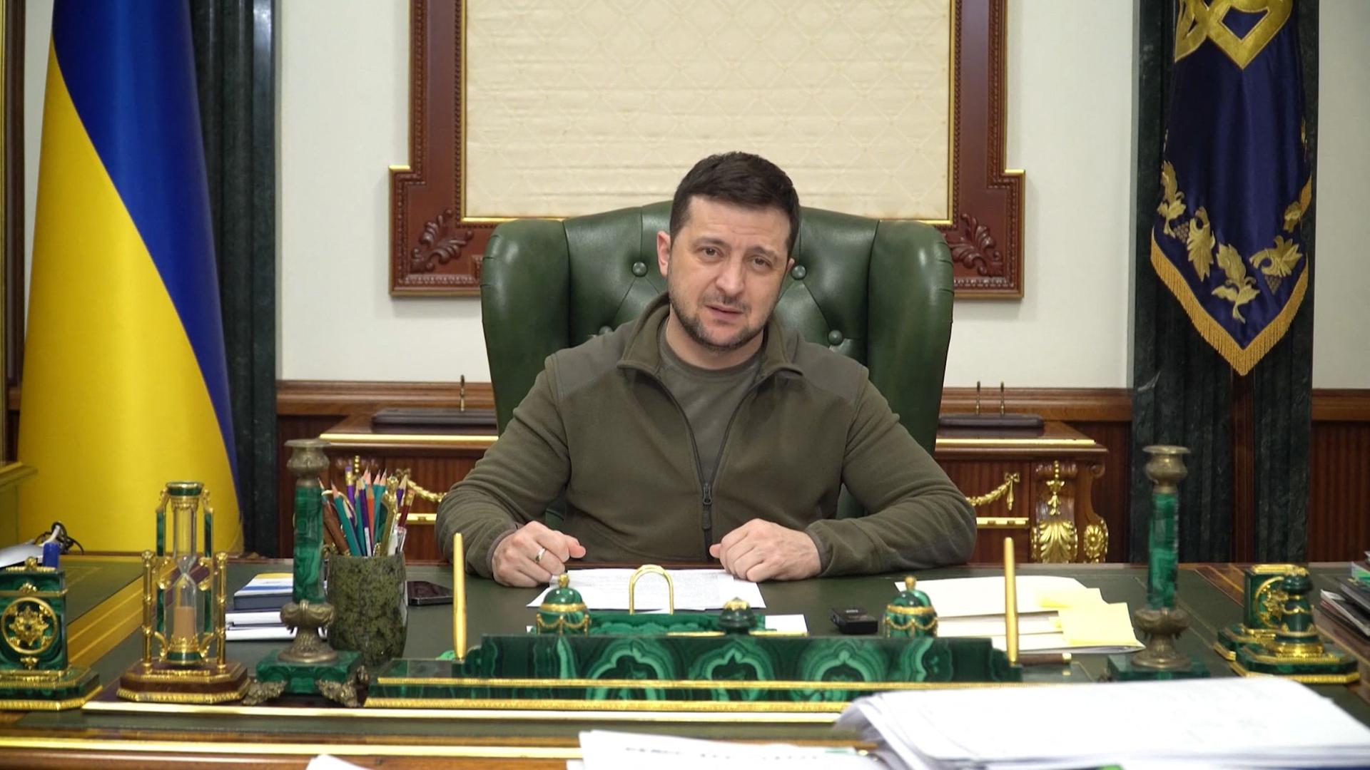 Der ukrainische Präsident Selenskyi sitzt an einem Schreibtisch. Der ukrainische Präsident Selenskyi sitzt an einem Schreibtisch.