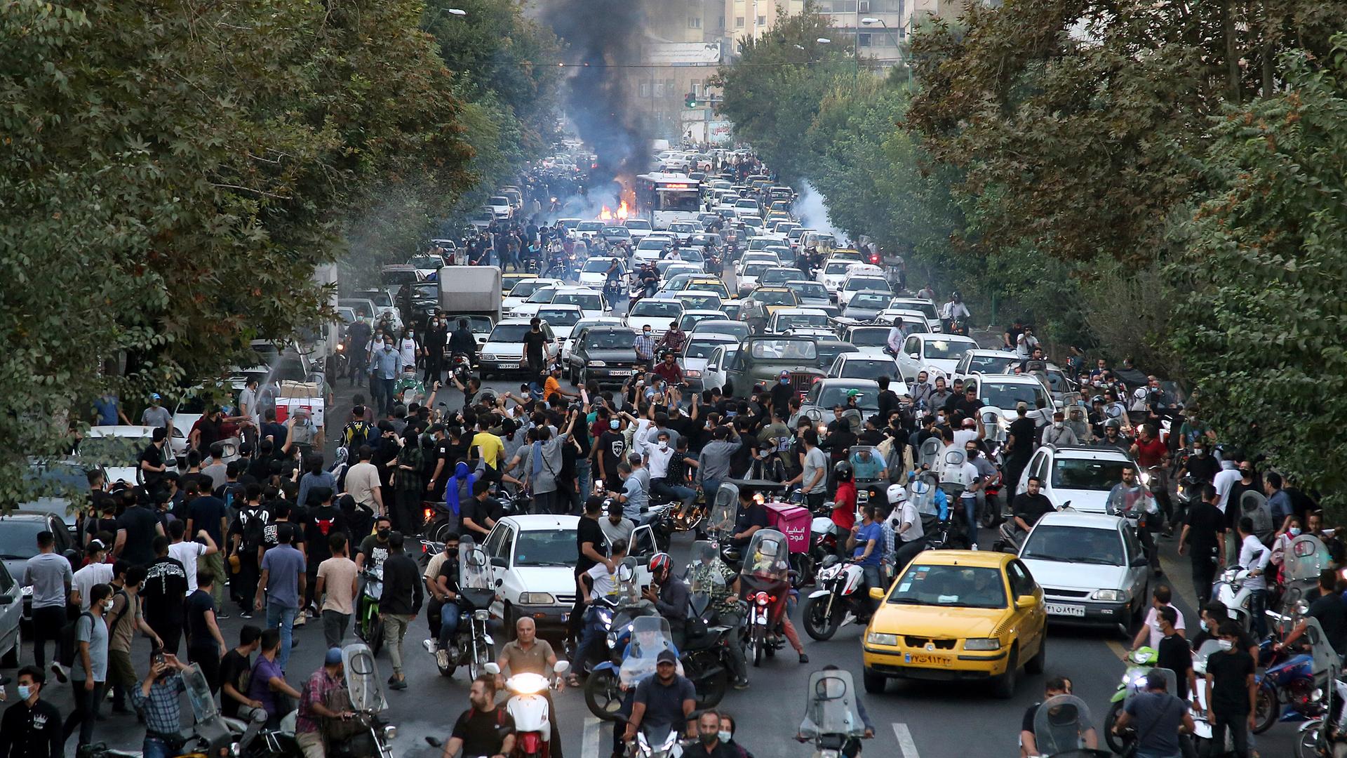 Im Iran blockieren Menschen eine Straße aus Protest gegen den Tod der 22-jährigen Mahsa Amini im Polizeigewahrsam. Im Iran blockieren Menschen eine Straße aus Protest gegen den Tod der 22-jährigen Mahsa Amini im Polizeigewahrsam.