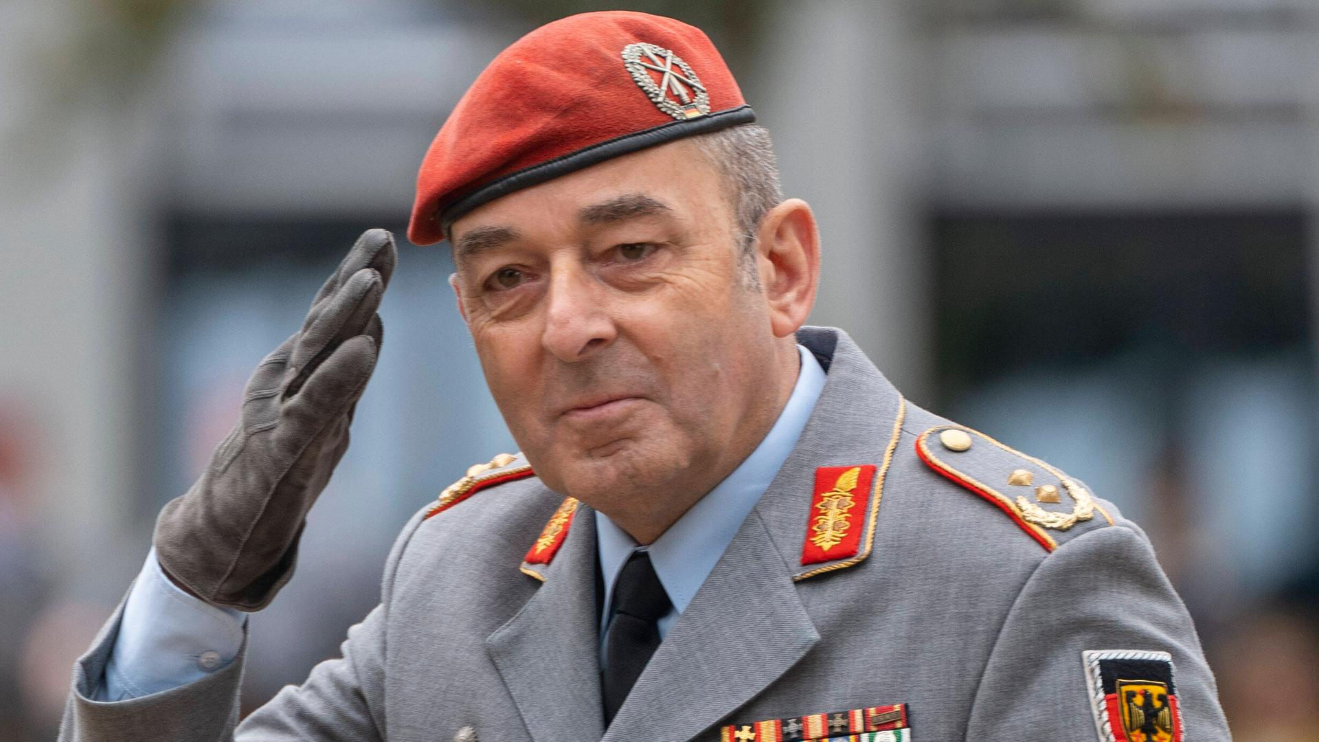 Generalmajor Carsten Breuer. Ein älterer Mann in Uniform bei einem Appell. Generalmajor Carsten Breuer. Ein älterer Mann in Uniform bei einem Appell.