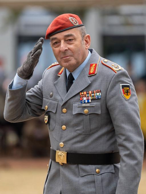 Generalmajor Carsten Breuer. Ein älterer Mann in Uniform bei einem Appell.