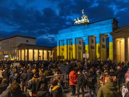 Zahlreiche Menschen demonstrieren vor dem Brandenburger Tor in Berlin gegen den Angriff Russlands auf die Ukraine. 
