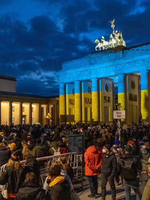 Zahlreiche Menschen demonstrieren vor dem Brandenburger Tor in Berlin gegen den Angriff Russlands auf die Ukraine. 