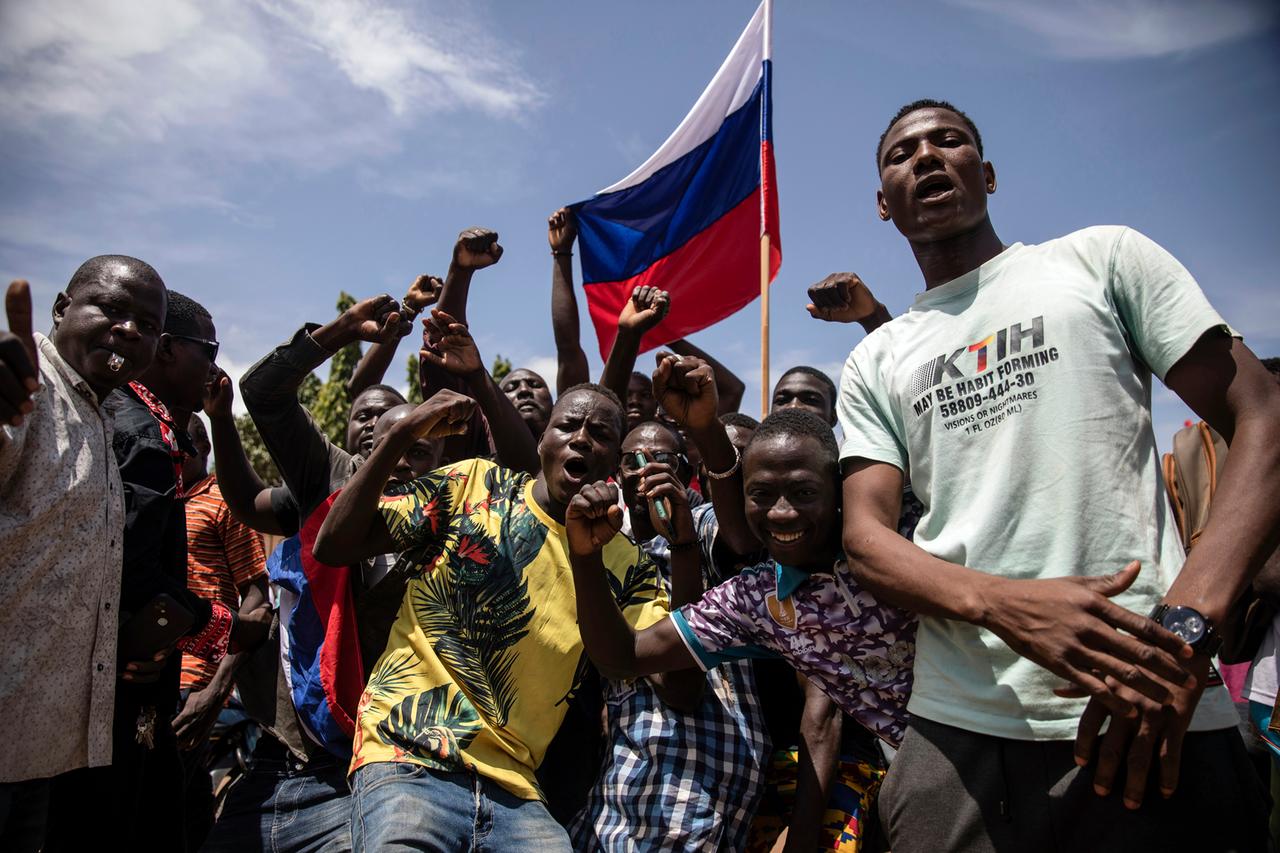 Junge Männer in Burkina Faso, die gegen Militärherrscher Paul-Henri Damiba demonstrieren, aufgenommen am 30.09.2022 in Ouagadougou Junge Männer in Burkina Faso, die gegen Militärherrscher Paul-Henri Damiba demonstrieren, aufgenommen am 30.09.2022 in Ouagadougou