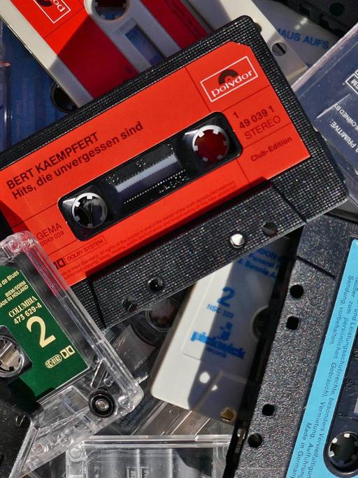 Die Lebensgeschichte von Wolfgang Seelbinder - festgehalten auf 20.000 Kassetten. Zu sehen: Viele Musikkassetten ohne Hülle liegen übereinander und durcheinander.
