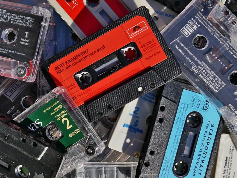 Die Lebensgeschichte von Wolfgang Seelbinder - festgehalten auf 20.000 Kassetten. Zu sehen: Viele Musikkassetten ohne Hülle liegen übereinander und durcheinander.