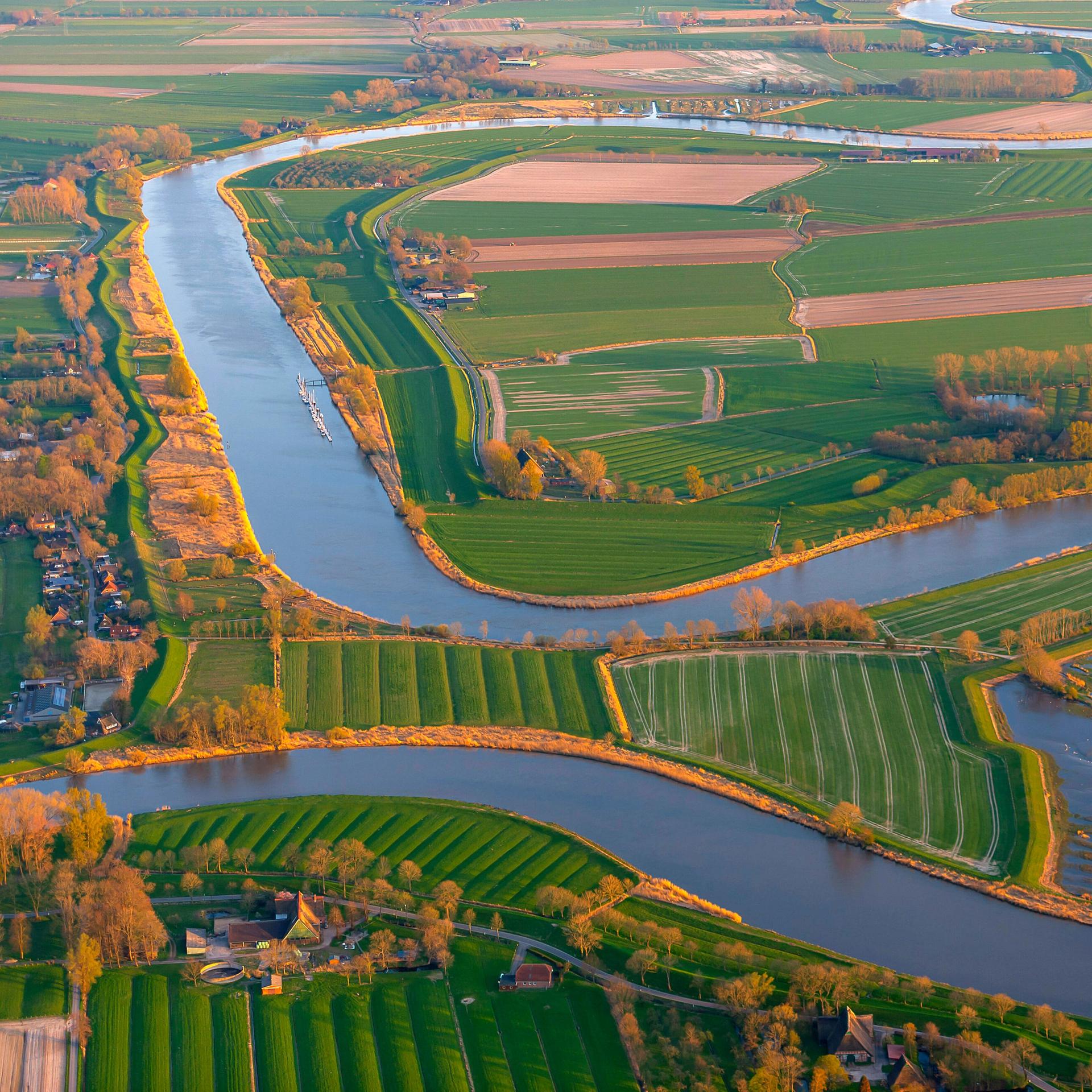 Luftaufnahme der kurvenreichen Flusslandschaft an der Stör in Schleswig-Holstein 