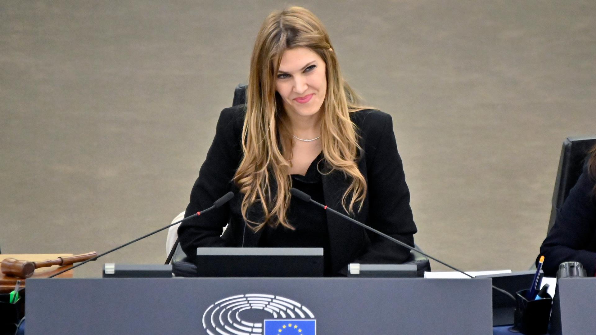 Die Griechin Eva Kaili, Vizepräsidentin des EU-Parlaments, wurde am 9. Dezember 2022 in Brüssel festgenommen. Die Staatsanwaltschaft ermittelt gegen sie und vier italienische Abgeordnete wegen des Verdachts auf Bildung einer kriminellen Vereinigung, Geldwäsche und Korruption. Die Griechin Eva Kaili, Vizepräsidentin des EU-Parlaments, wurde am 9. Dezember 2022 in Brüssel festgenommen. Die Staatsanwaltschaft ermittelt gegen sie und vier italienische Abgeordnete wegen des Verdachts auf Bildung einer kriminellen Vereinigung, Geldwäsche und Korruption.