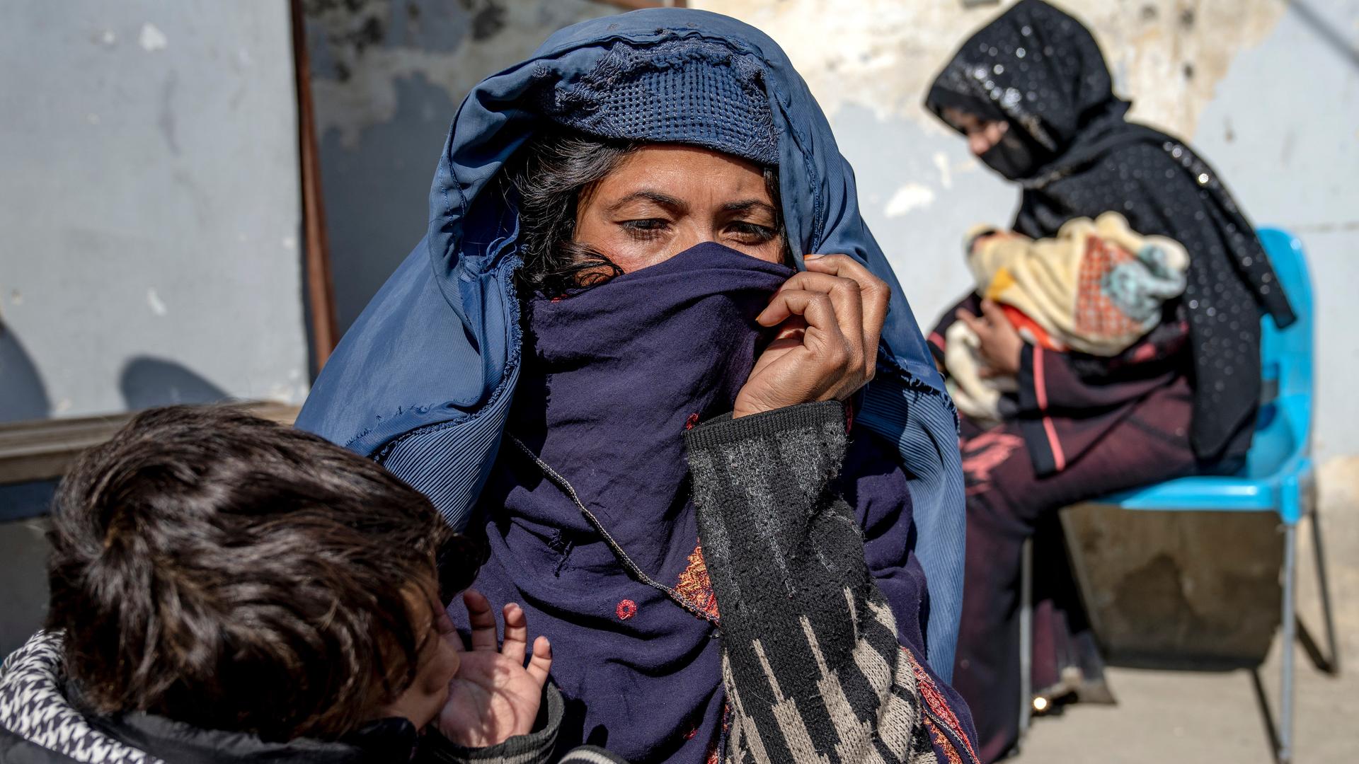 Zwei Mütter mit kleinen Kindern im Arm warten vor einer Klinik des UN-Welternährungsprogramms in Kabul in Afghanistan, um Hilfe für ihre unterernährten Kinder zu bekommen. Zwei Mütter mit kleinen Kindern im Arm warten vor einer Klinik des UN-Welternährungsprogramms in Kabul in Afghanistan, um Hilfe für ihre unterernährten Kinder zu bekommen.
