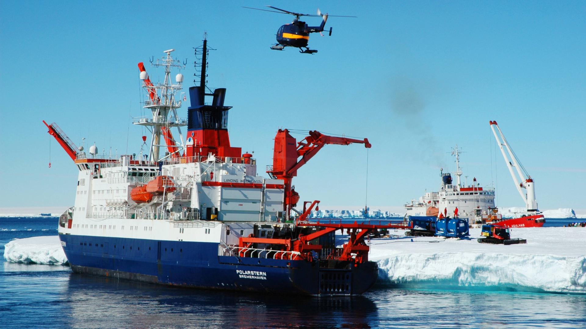 Entladung des Forschungsschiffes Polarstern in der Antarktis