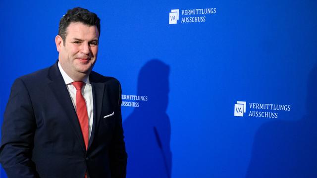 Hubertus Heil (SPD), Bundesminister für Arbeit und Soziales, äußert sich nach den Verhandlungen des Vermittlungsausschusses von Bundestag und Bundesrat über das geplante Bürgergeld im Deutschen Bundesrat.
