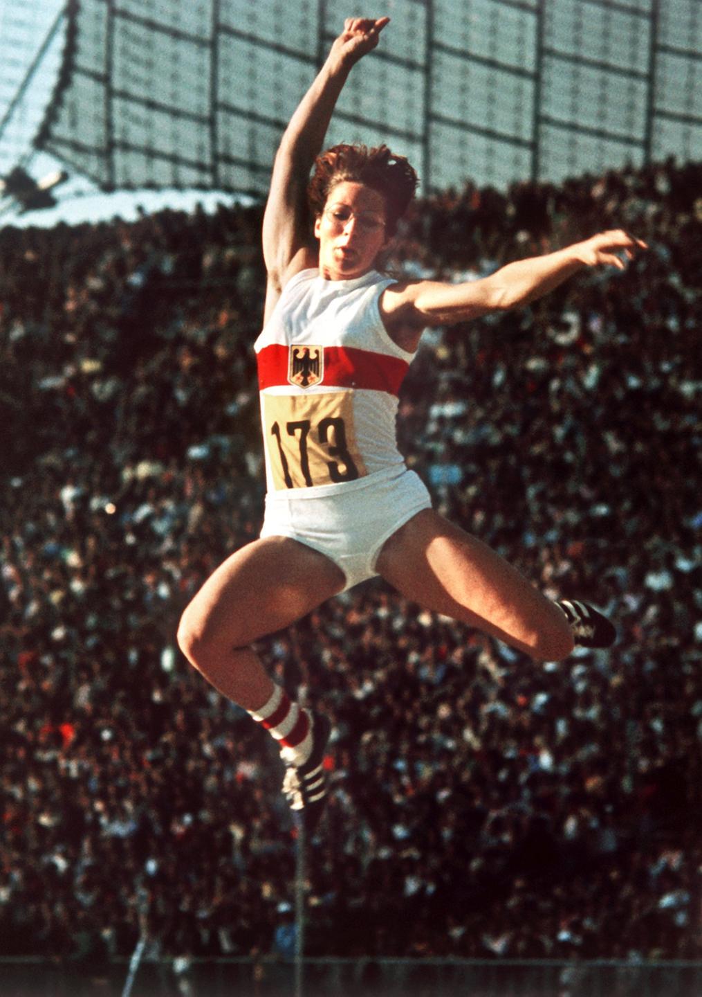 Die deutsche Leichtathletin Heide Rosendahl im Deutschland-Trikot beim Sprung Die deutsche Leichtathletin Heide Rosendahl im Deutschland-Trikot beim Sprung