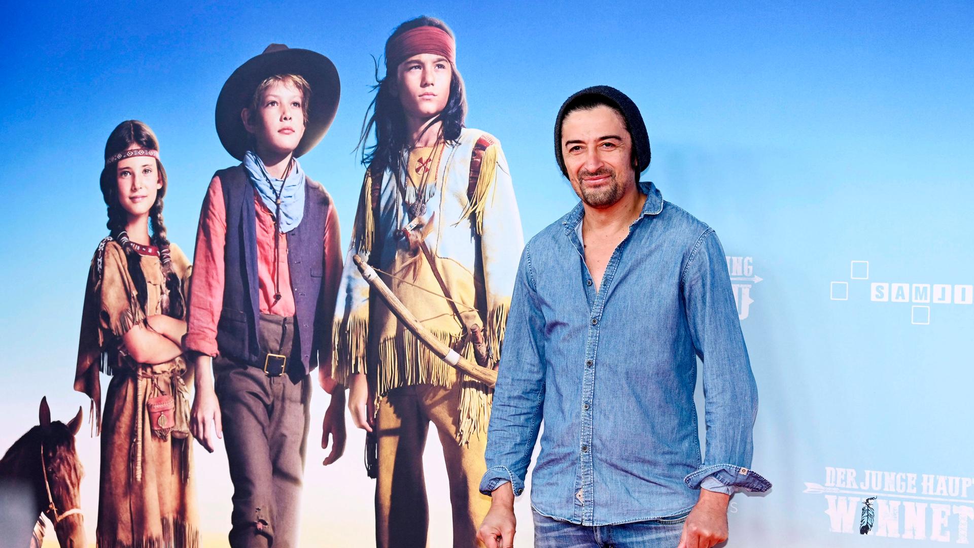 Schauspieler Adrian Can bei der Premiere des Kinofilms "Der Junge Häuptling Winnetou" in München 2022 Schauspieler Adrian Can bei der Premiere des Kinofilms "Der Junge Häuptling Winnetou" in München 2022