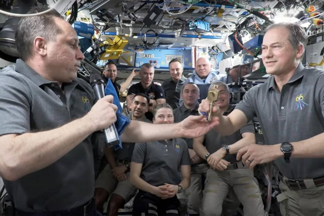 Der russische Kosmonaut Anton Schkaplerow übergibt symbolisch die ISS-Schlüssel an den US-amerikanischen Astronauten Thomas Marshburn. Der russische Kosmonaut Anton Schkaplerow übergibt symbolisch die ISS-Schlüssel an den US-amerikanischen Astronauten Thomas Marshburn.