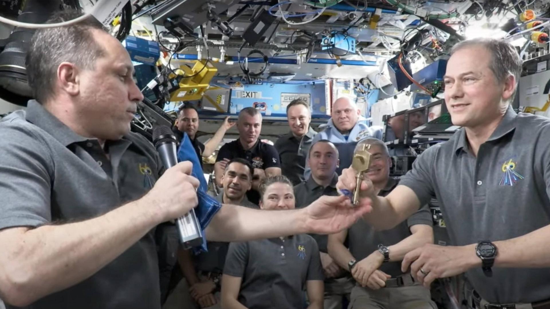 Der russische Kosmonaut Anton Schkaplerow übergibt symbolisch die ISS-Schlüssel an den US-amerikanischen Astronauten Thomas Marshburn. Der russische Kosmonaut Anton Schkaplerow übergibt symbolisch die ISS-Schlüssel an den US-amerikanischen Astronauten Thomas Marshburn.