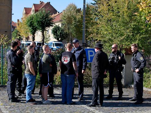 Nach der endgültigen Absage der Neonazi-Veranstaltung "Kampf der Nibelungen" diskutieren Neonazis mit der Polizei.