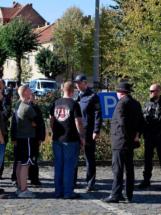 Nach der endgültigen Absage der Neonazi-Veranstaltung "Kampf der Nibelungen" diskutieren Neonazis mit der Polizei.