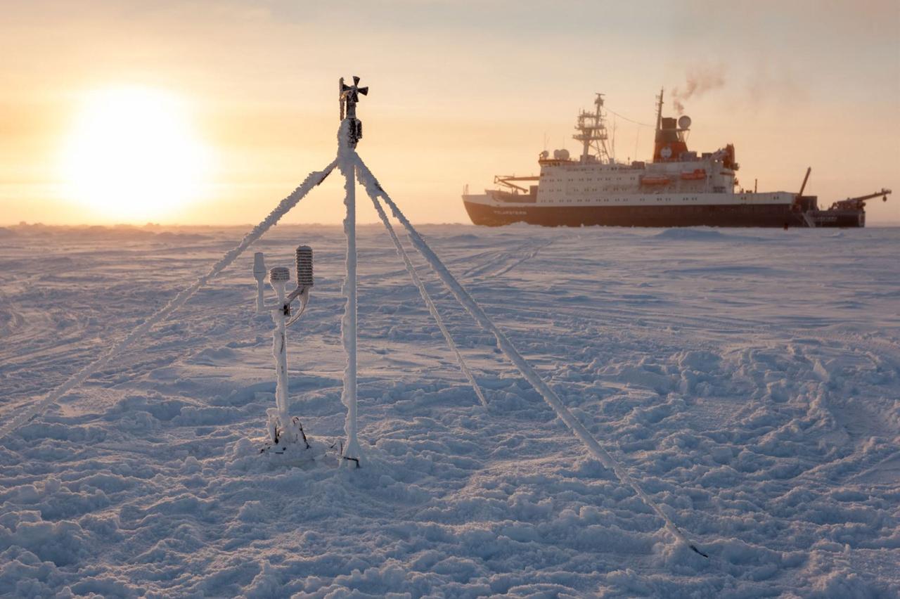 Der Forschungseisbrecher Polarstern im Abendlicht zwischen Eisschollen Der Forschungseisbrecher Polarstern im Abendlicht zwischen Eisschollen