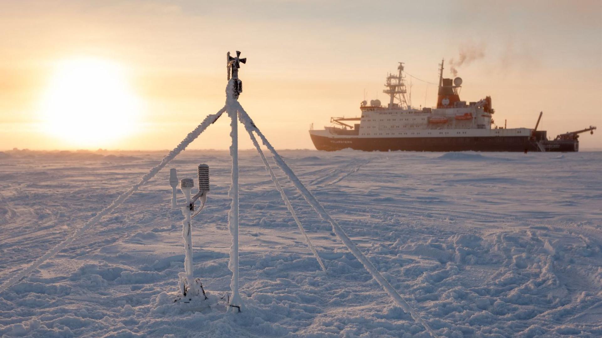 Der Forschungseisbrecher Polarstern im Abendlicht zwischen Eisschollen Der Forschungseisbrecher Polarstern im Abendlicht zwischen Eisschollen