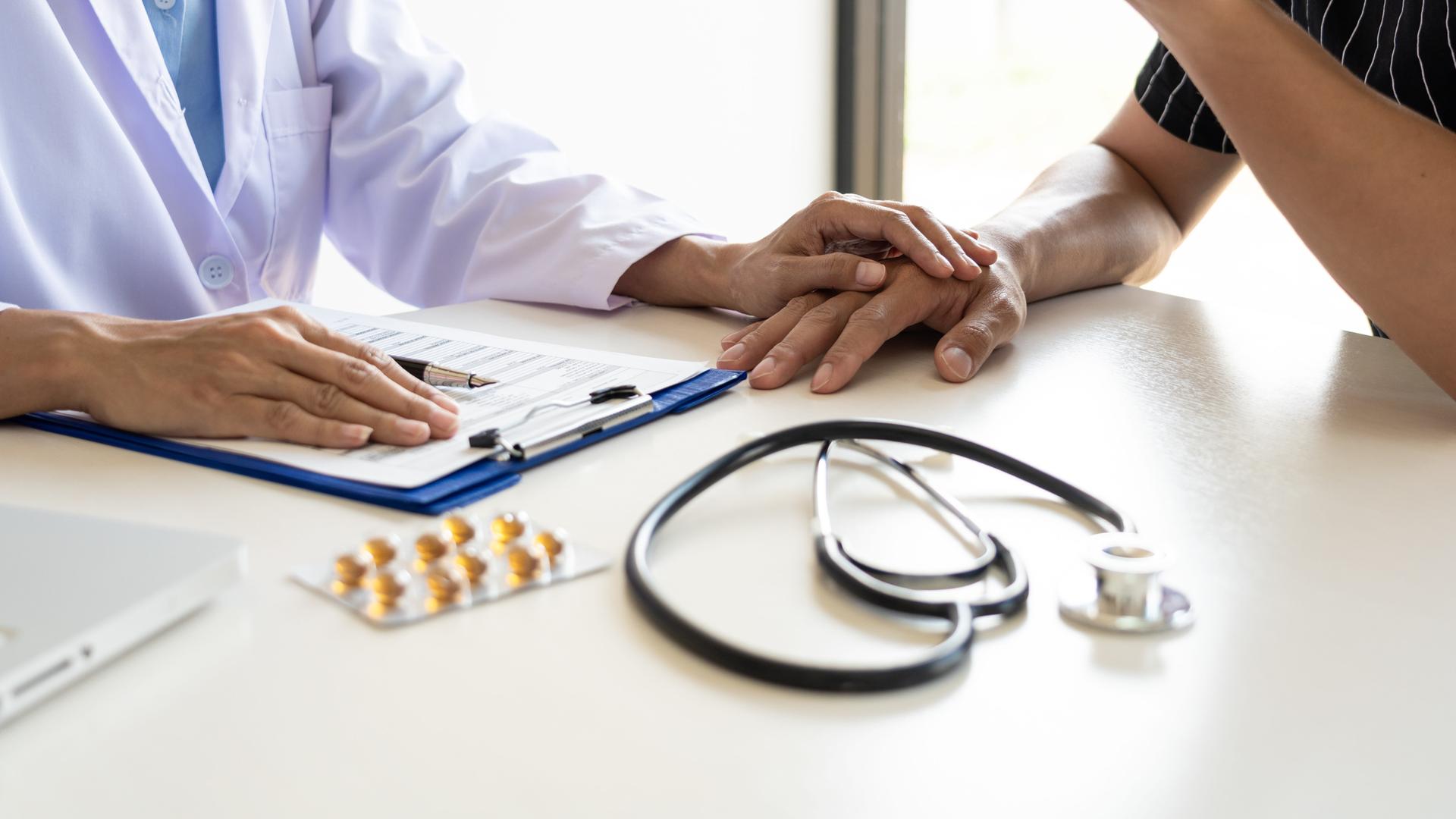 Ein Arzt und ein Patient sitzen an einem Tisch (Symbolfoto) Ein Arzt und ein Patient sitzen an einem Tisch (Symbolfoto)