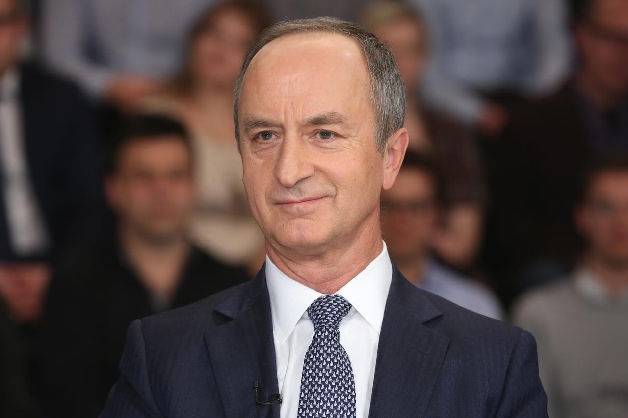 Der polnische Diplomat Janusz Reiter sitzt in einer Talkshow, im Hintergrund ist das Publikum zu sehen. Der polnische Diplomat Janusz Reiter sitzt in einer Talkshow, im Hintergrund ist das Publikum zu sehen.