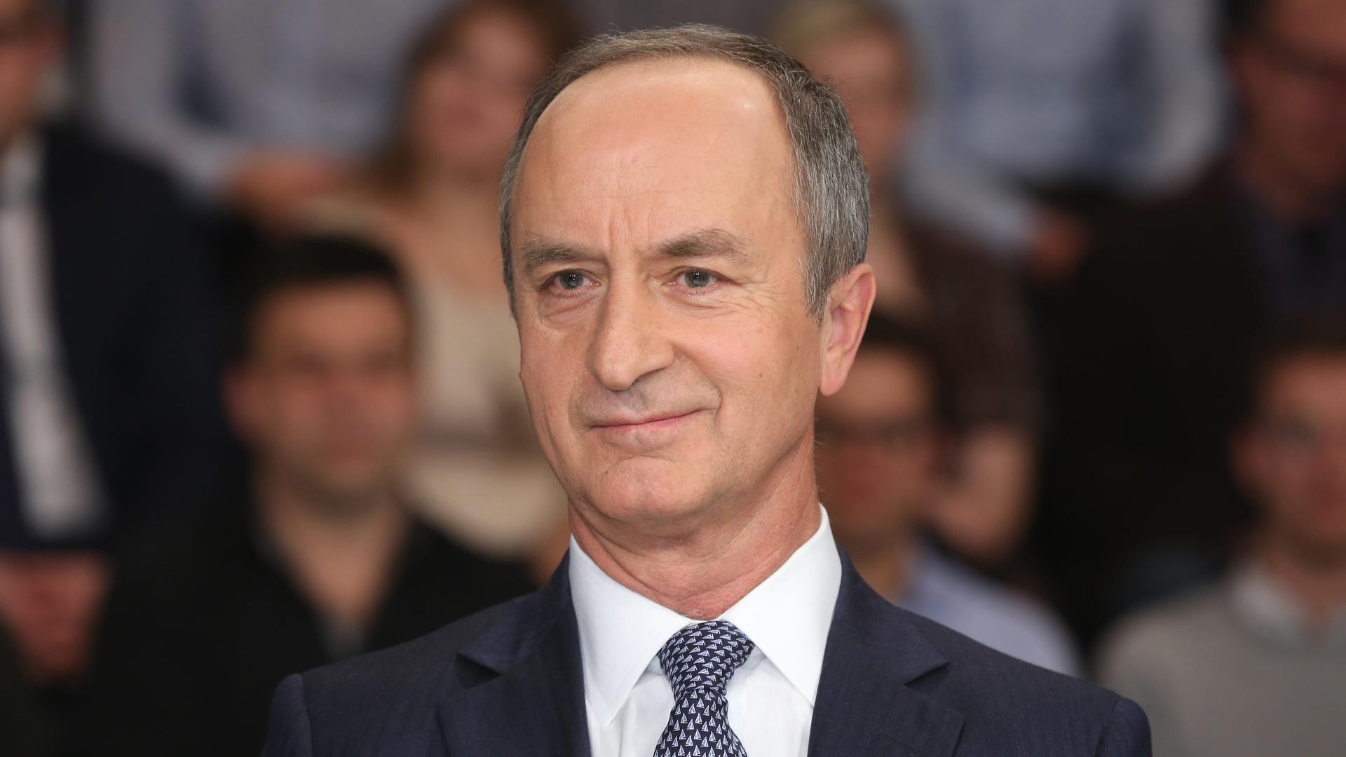 Der polnische Diplomat Janusz Reiter sitzt in einer Talkshow, im Hintergrund ist das Publikum zu sehen. Der polnische Diplomat Janusz Reiter sitzt in einer Talkshow, im Hintergrund ist das Publikum zu sehen.