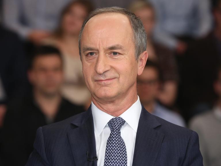 Der polnische Diplomat Janusz Reiter sitzt in einer Talkshow, im Hintergrund ist das Publikum zu sehen.
