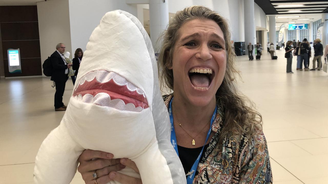 Artenschützerin Barbara Slee (ifaw) freut sich nach der Abstimmung auf der Weltartenschutzkonferenz mit einem Plüsch-Hai im Arm