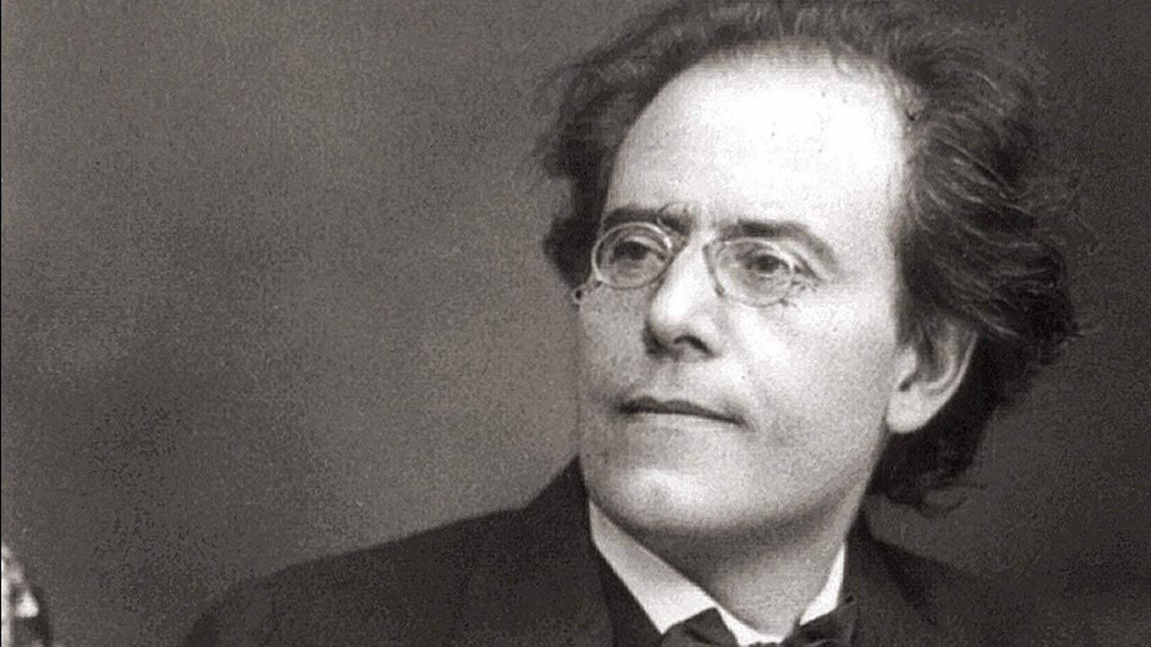 Gustav Mahler sitzt auf einem Stuhl. Das Foto ist in schwarz-weiß. Gustav Mahler sitzt auf einem Stuhl. Das Foto ist in schwarz-weiß.