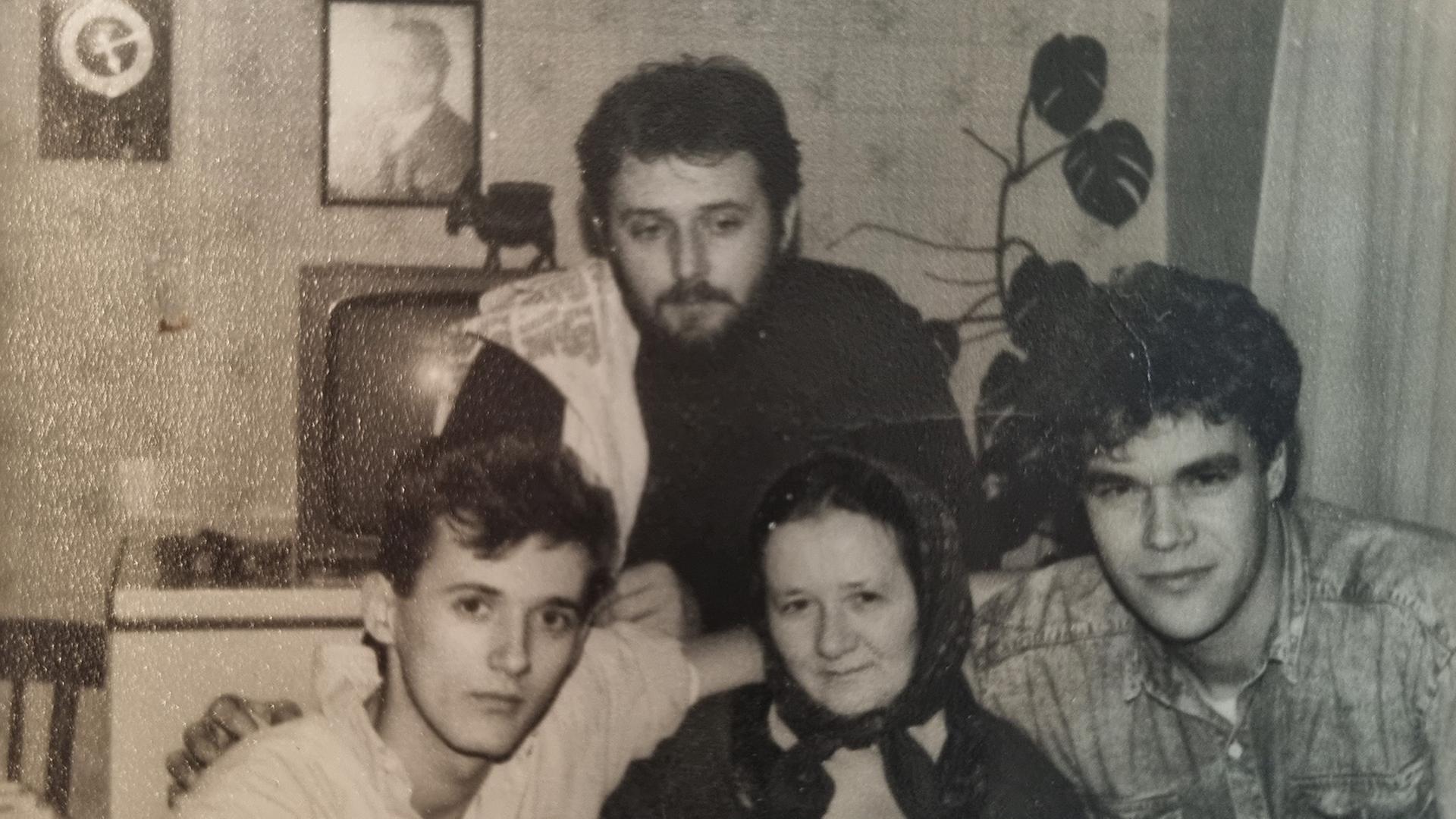 Drei Freunde aus Bosnien. Ein katholischer Kroate, ein muslimischer Bosnier, ein orthodoxer Serbe. 30 Jahre nach Ausbruch des Bosnienkrieges sehen sie sich wieder. Drei Freunde aus Bosnien. Ein katholischer Kroate, ein muslimischer Bosnier, ein orthodoxer Serbe. 30 Jahre nach Ausbruch des Bosnienkrieges sehen sie sich wieder.