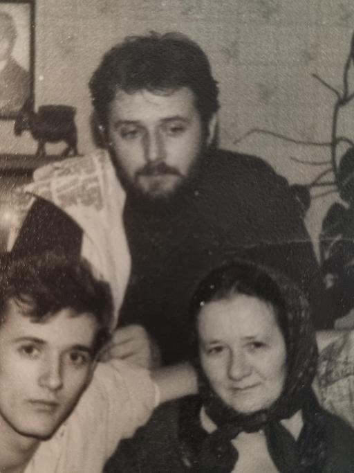 Drei Freunde aus Bosnien. Ein katholischer Kroate, ein muslimischer Bosnier, ein orthodoxer Serbe. 30 Jahre nach Ausbruch des Bosnienkrieges sehen sie sich wieder.