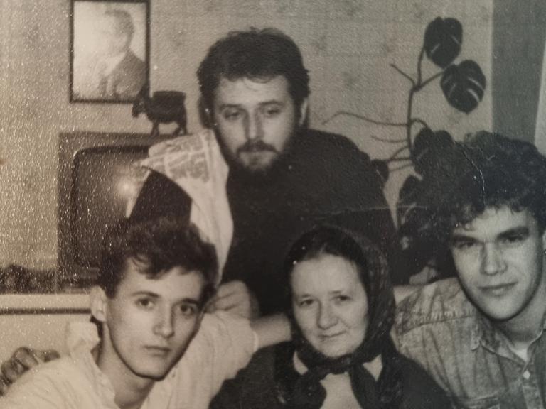 Drei Freunde aus Bosnien. Ein katholischer Kroate, ein muslimischer Bosnier, ein orthodoxer Serbe. 30 Jahre nach Ausbruch des Bosnienkrieges sehen sie sich wieder.