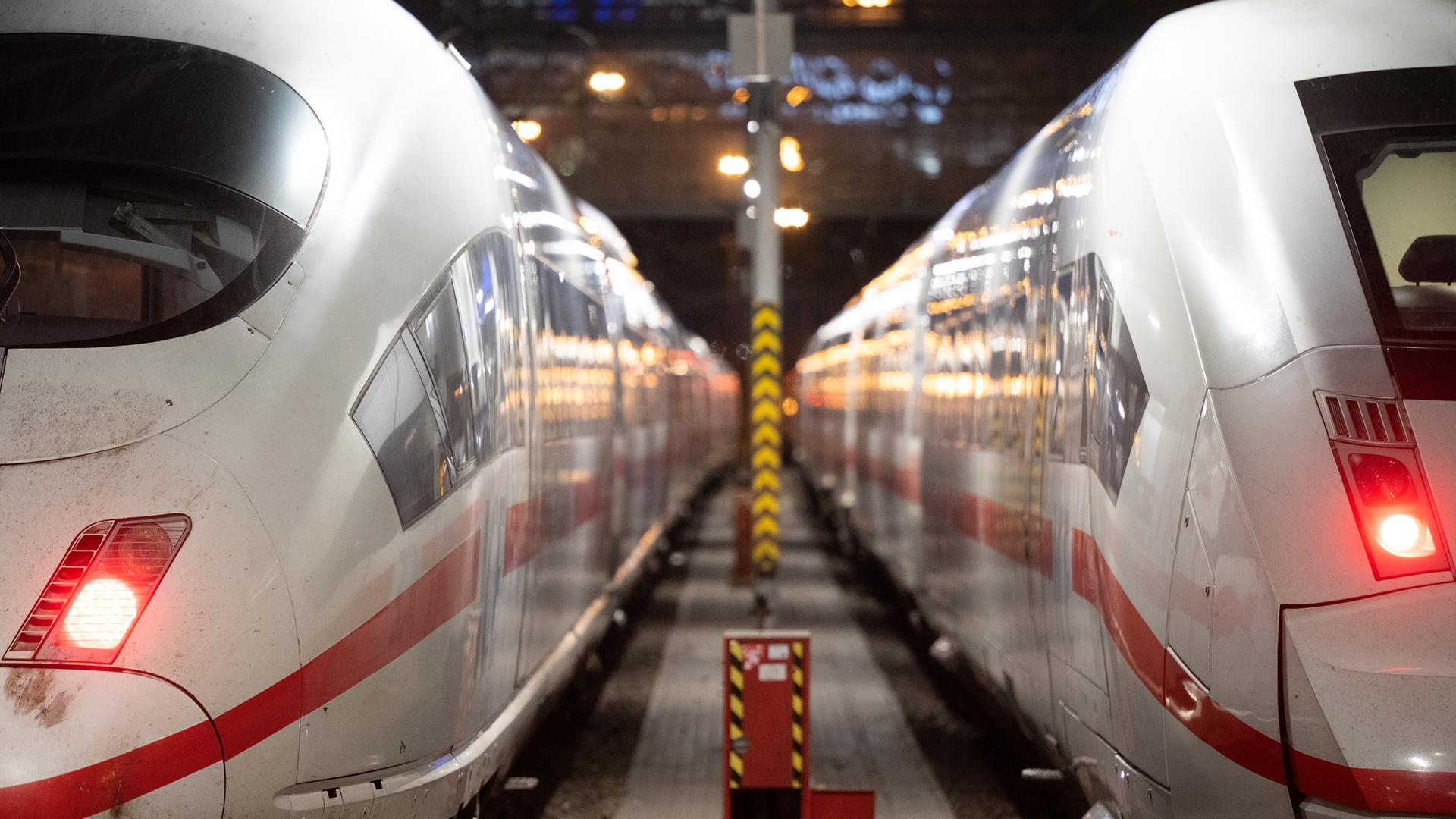 Zwei ICE stehen steht am Hauptbahnhof in Fulda nebeneinander. Zwei ICE stehen steht am Hauptbahnhof in Fulda nebeneinander.