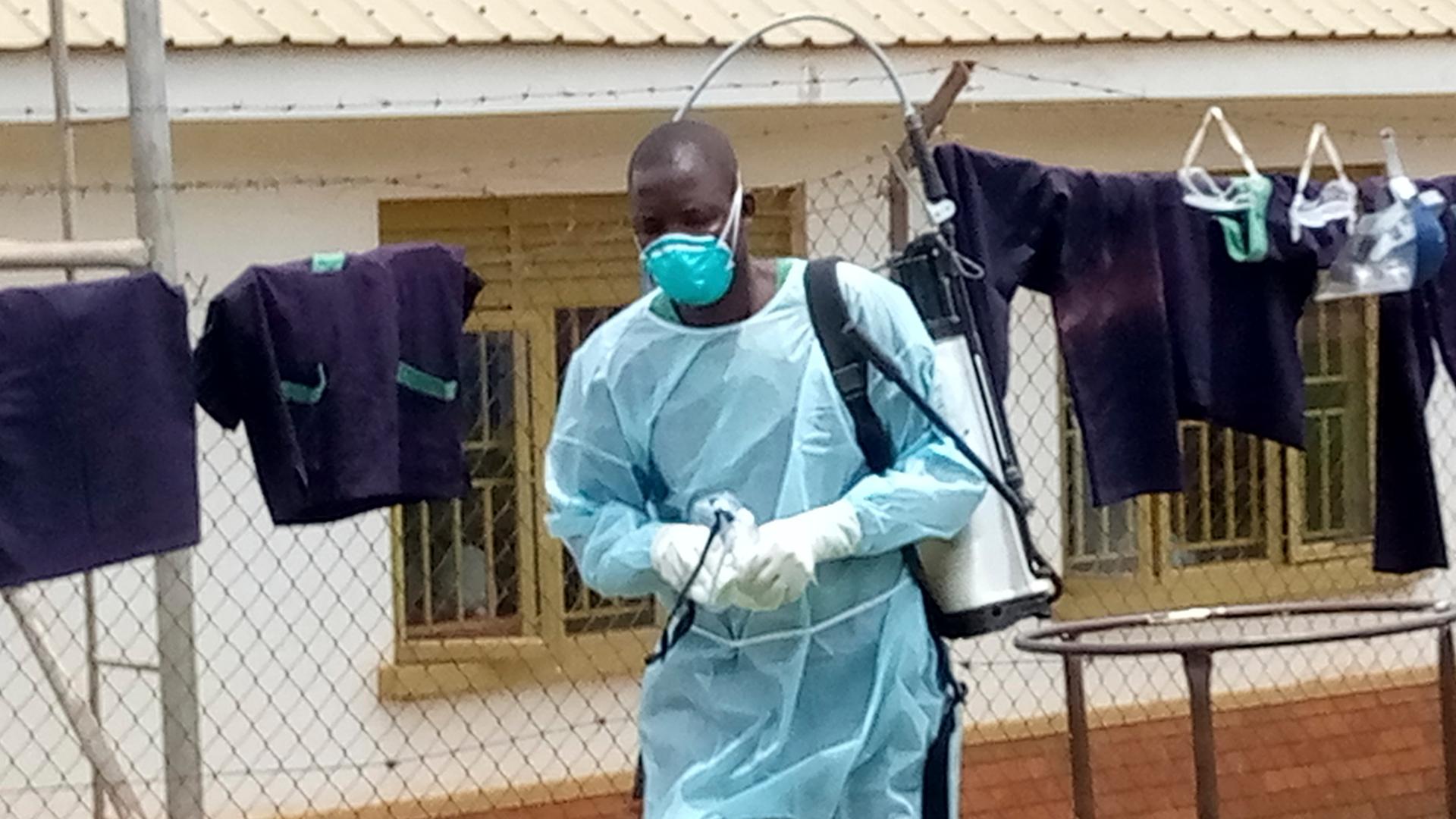 Ein medizinischer Mitarbeiter nach Desinfektionsarbeiten an einem Ebola-Behandlungszentrums in Uganda. 
