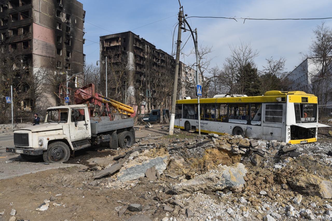 Ausgebombte Gebäude und Autowracks