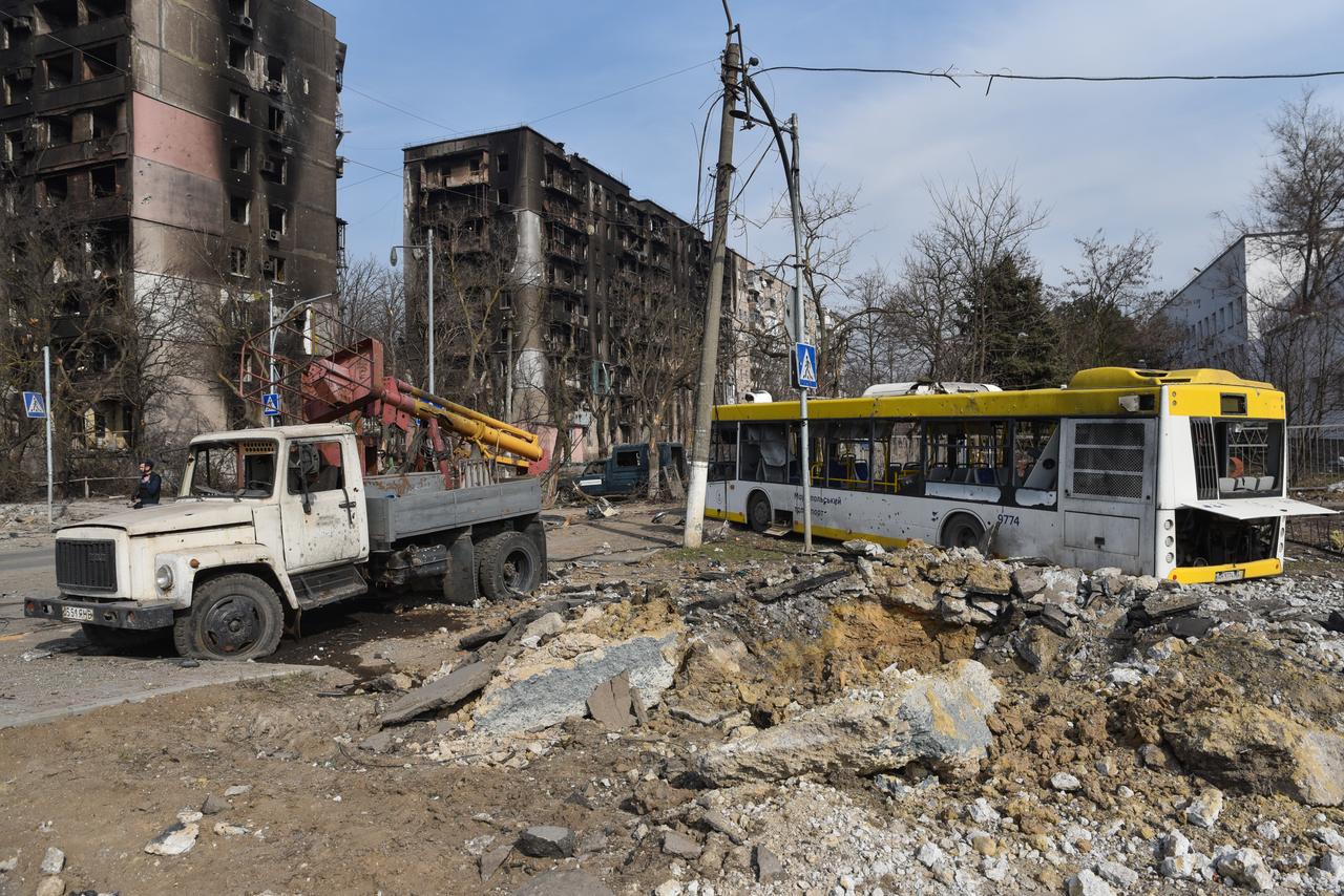 Ausgebombte Gebäude und Autowracks Ausgebombte Gebäude und Autowracks