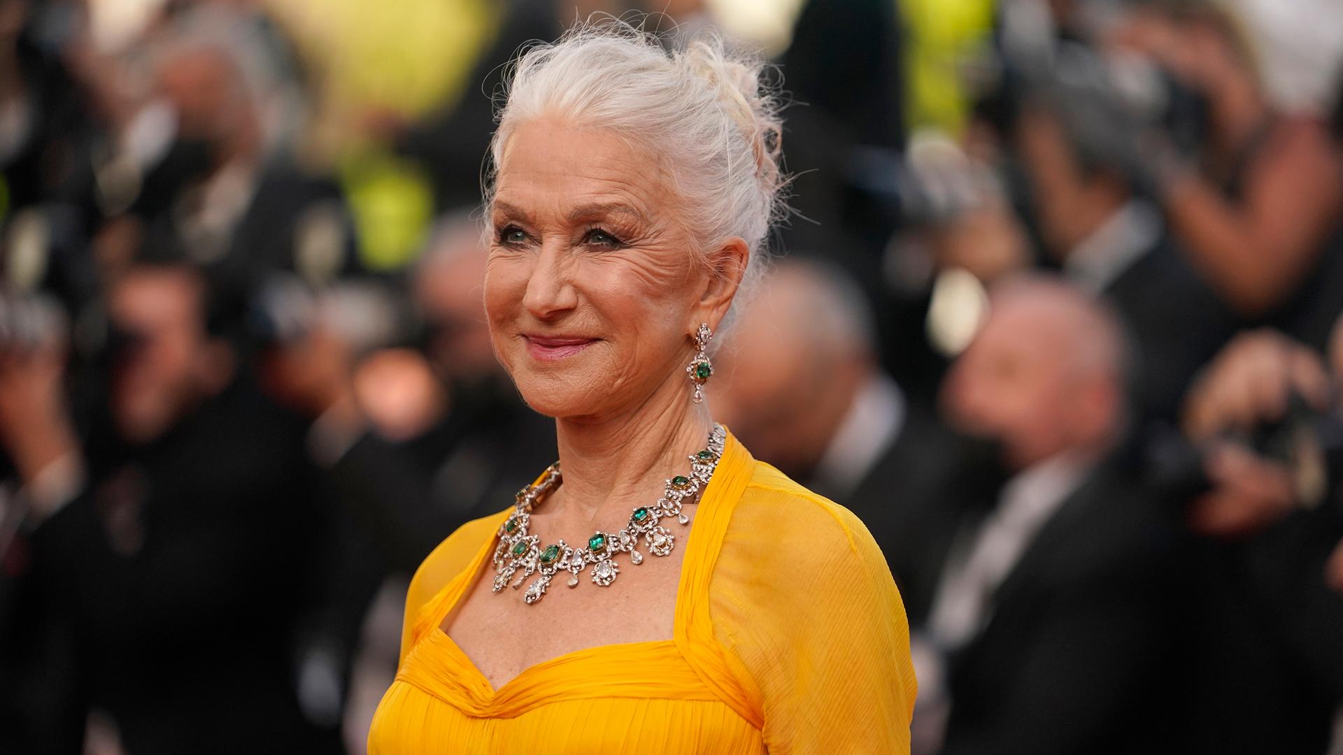 Helen Mirren trägt ein auffälliges gelbes Kleid auf dem Roten Teppich in Cannes 2021. Helen Mirren trägt ein auffälliges gelbes Kleid auf dem Roten Teppich in Cannes 2021.