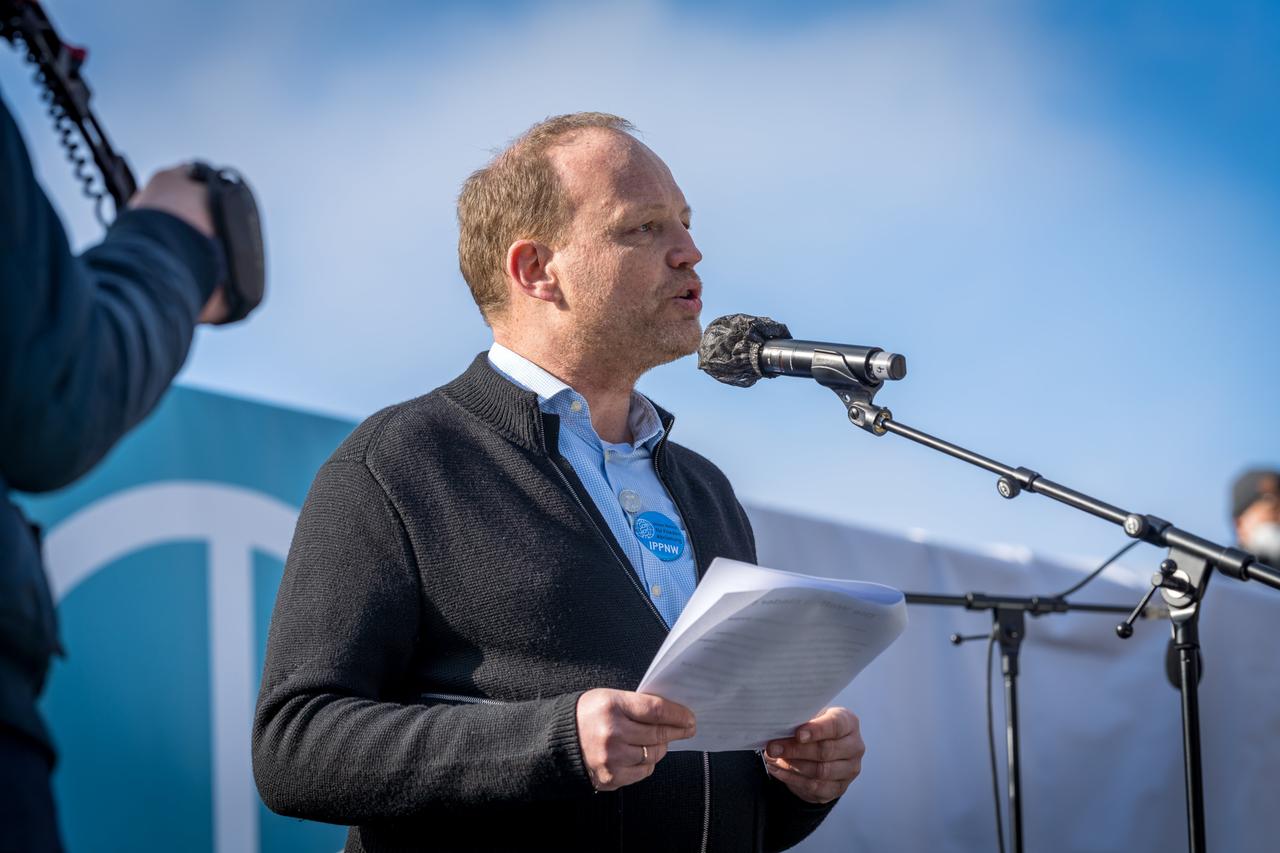 Lars Pohlmeier, Vorsitzender der deutschen Sektion der Ärzte gegen den Atomkrieg (IPPNW), auf der Anti-Kriegs-Demo unter dem Motto "Stoppt den Krieg! Frieden für die Ukraine und ganz Europa" am 27. Februar 2022 in Berlin