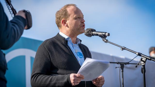 Lars Pohlmeier, Vorsitzender der deutschen Sektion der Ärzte gegen den Atomkrieg (IPPNW) steht an einem Mikrofon