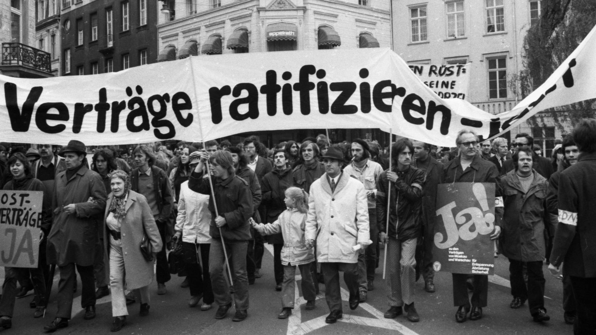 Am 29. April 1972 forderten mehrere tausend Demonstranten in Bonn die Ratifizierung der Ostverträge Am 29. April 1972 forderten mehrere tausend Demonstranten in Bonn die Ratifizierung der Ostverträge