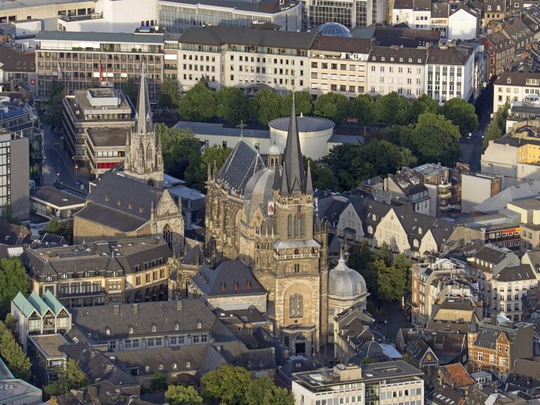 Die Aachener Innenstadt mit Dom aus der Vogelperspektive.
