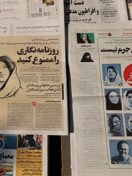 Das Foto an einem Kiosk in Teheran zeigt Zeitungen mit der Stellungnahme der Teheraner Journalistenvereinigung zur Festnahme von Nilufar Hamedi und Elaheh Mohammadi.