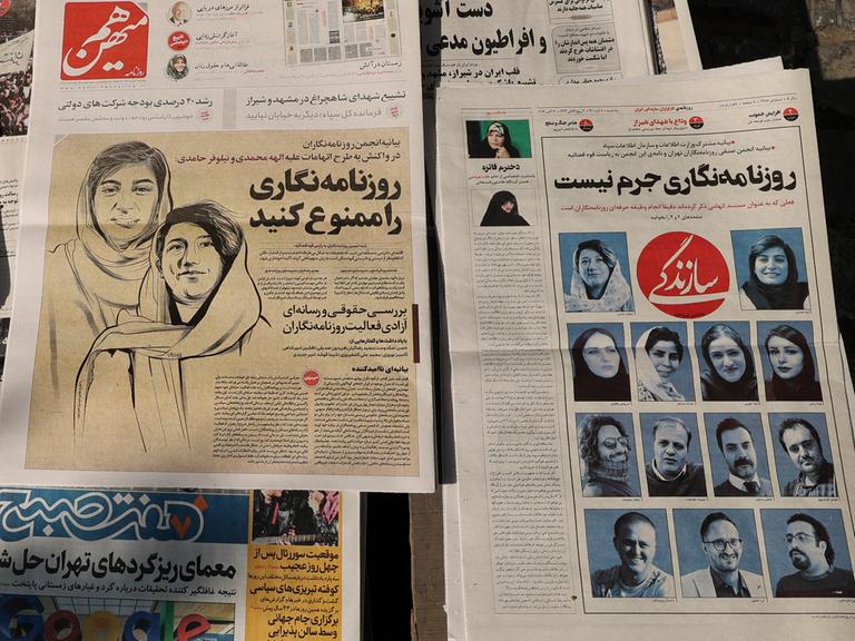 Das Foto an einem Kiosk in Teheran zeigt Zeitungen mit der Stellungnahme der Teheraner Journalistenvereinigung zur Festnahme von Nilufar Hamedi und Elaheh Mohammadi.