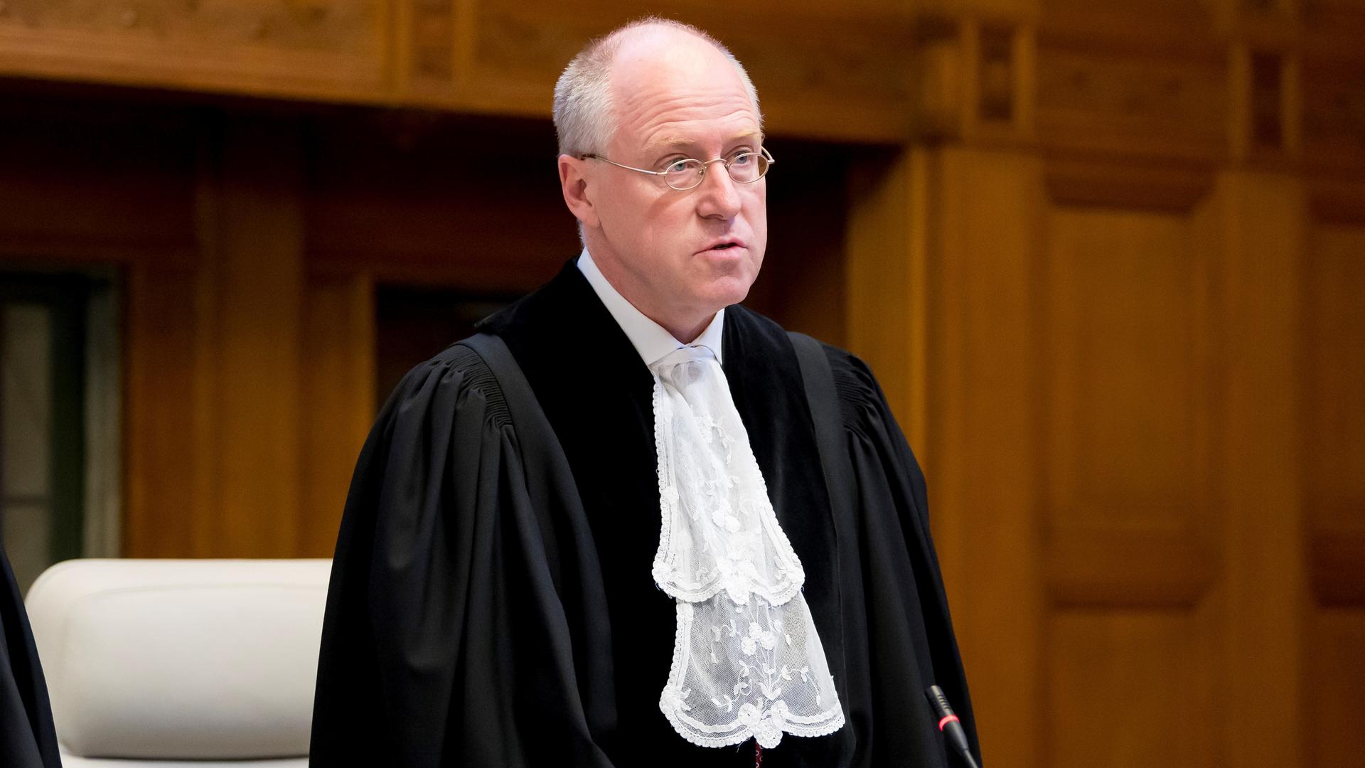 Porträt des Völkerrechtlers Claus Kreß im Saal des Internationalen Strafgerichtshofs in Den Haag, 2019. Porträt des Völkerrechtlers Claus Kreß im Saal des Internationalen Strafgerichtshofs in Den Haag, 2019.