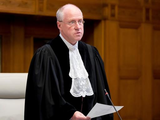 Porträt des Völkerrechtlers Claus Kreß im Saal des Internationalen Strafgerichtshofs in Den Haag, 2019.