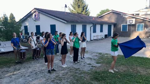 Rund ein Dutzend Mädchen von der Trommlerinnengruppe "Turmfalken" probt in Ravensburg für ihren Auftritt beim Ravensburger Rutenfest