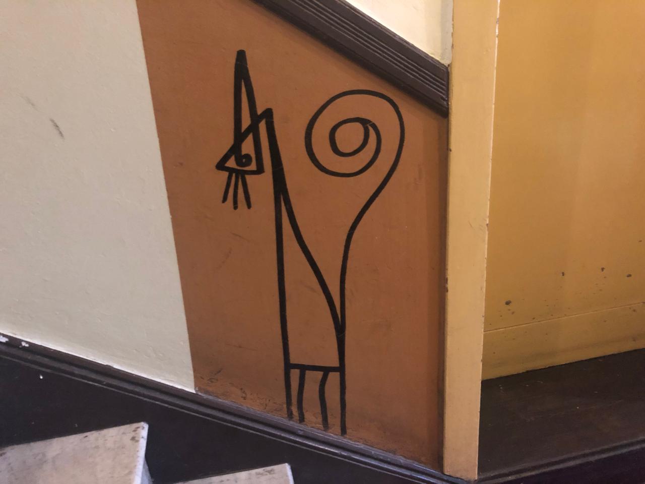 Das Katzengraffiti im Berliner Treppenhaus. Das Katzengraffiti im Berliner Treppenhaus.