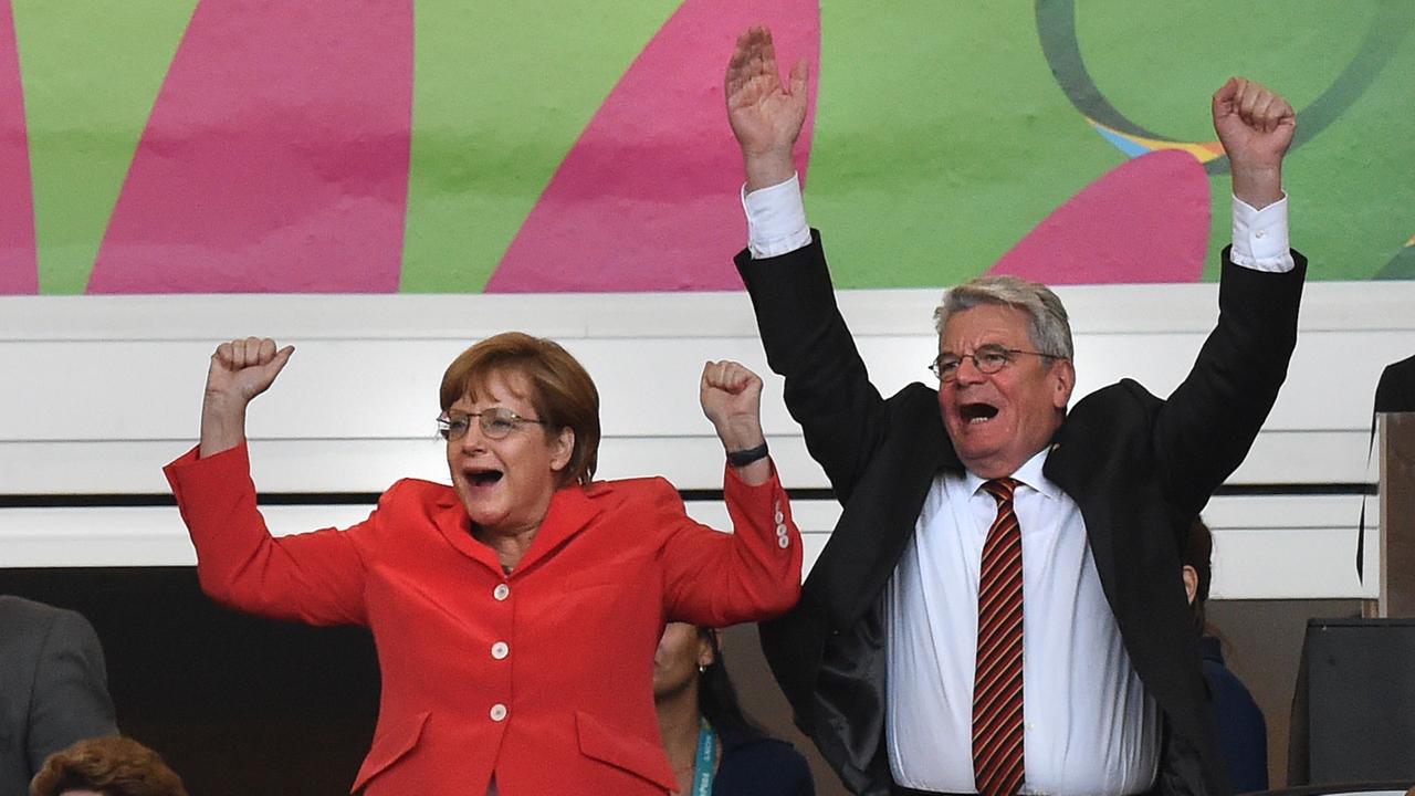 Bundeskanzlerin Angela Merkel und Bundespräsident Joachim Gauck jubeln beim WM-Finale 2014 in Brasilien auf der Tribüne