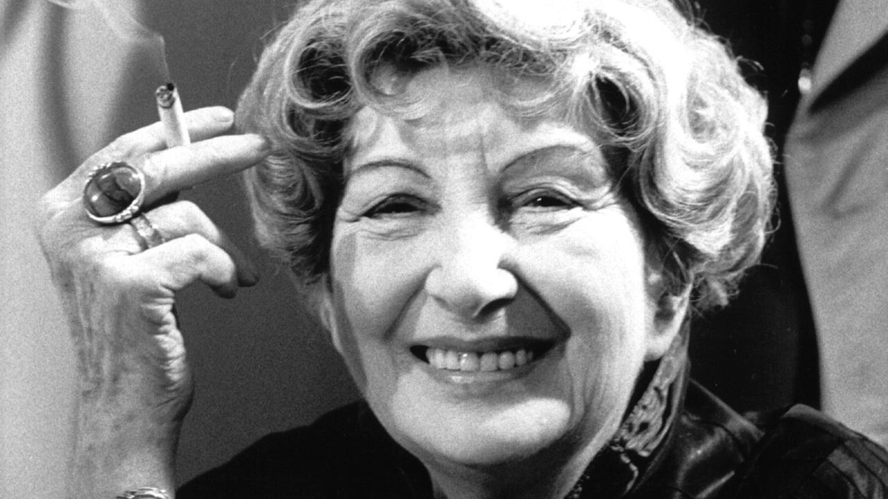 Ein schwarz-weiß-Portrait der Schriftstellerin Irmgard Keun (1905-1982) im Jahr 1981. Ein schwarz-weiß-Portrait der Schriftstellerin Irmgard Keun (1905-1982) im Jahr 1981.