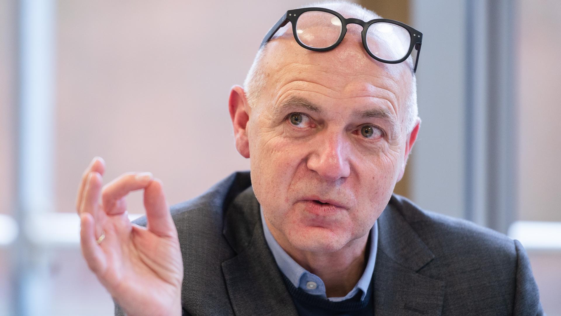 Bernd Neuendorf ist der Favorit bei der Wahl des neuen DFB-Präsidenten. Bernd Neuendorf ist der Favorit bei der Wahl des neuen DFB-Präsidenten.